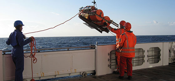 Das Bild zeigt einen Seismographen für den Meeresgrund auf einem Schiff