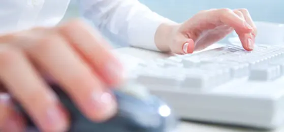 Dieses Bild zeigt die Hände von einem  Internet-Nutzer beim Browsen.  © Fotolia