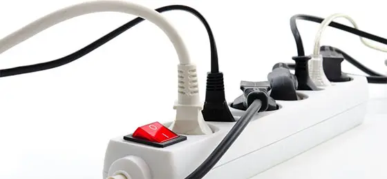 L'image montre une multiprise dotée d'un interrupteur.