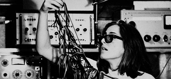 Hier kämpft die argentinische Komponistin Beatriz Ferreyra mit einem Knäuel Tonbänder – ein Chaos, das es im digitalen Hörzeital