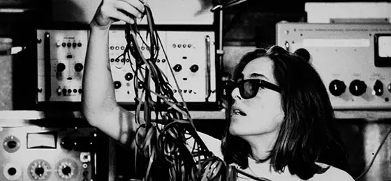 Hier kämpft die argentinische Komponistin Beatriz Ferreyra mit einem Knäuel Tonbänder – ein Chaos, das es im digitalen Hörzeital