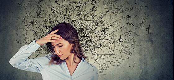 Eine junge Frau unter Stress.