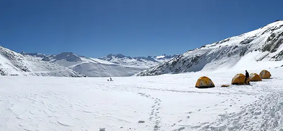 Le glacier du Rhône avec le campement des chercheurs.