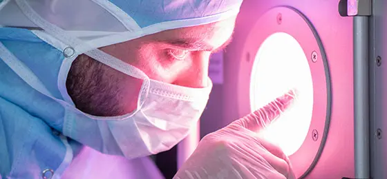 Dieses Bild zeigt eine Nahaufnahme eines Forschenden