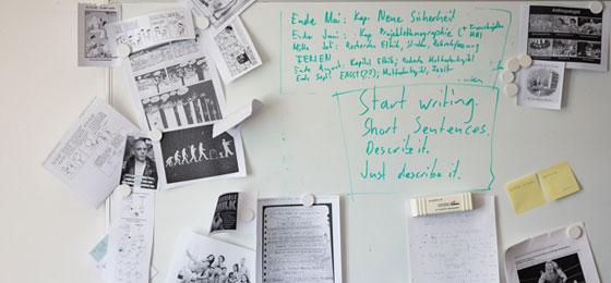 Eine Magnettafel mit Notizen. © Daniel Rihs