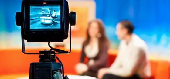 Un plateau de télévision pendant le tournage d’une émission. © sutterstock.com