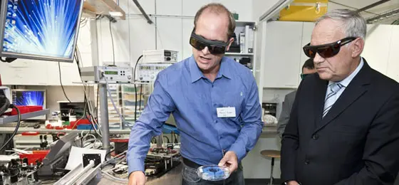 Cette image montre deux homme dans un laboratoire © Severin Nowacki
