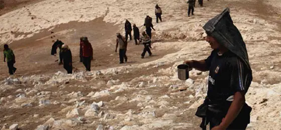 Arbeiter in Peru, die Mist von Seevögeln aufsammeln, der reich an Phosphat und Nitrat ist. © Keystone/Laif/Dado Galdieri