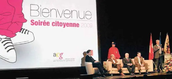 une cérémonie en l’honneur des jeunes citoyens organisée au Théatre du Léman à Genève © Isabelle Csupor