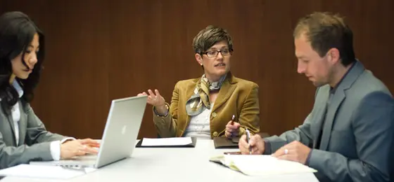 Dieses Bild zeigt zwei Frauen und einen Mann am diskutieren. © SNF / Odoni