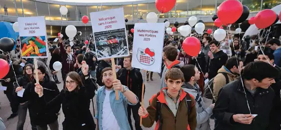 Cette image montre des étudiants qui protestent devant l'EPFL. © Keystone/Laurent Gillieron
