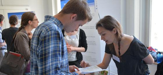 Des visiteurs aux stands d‘information. © Universität Bern, Kommunikation