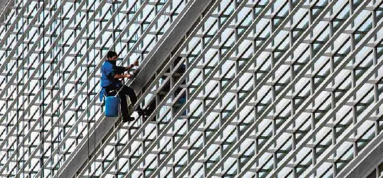 A window cleaner at the World Bank in Washington, D.C. © Keystone/AP Photo/Alex Brandon