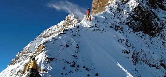 Zwei Bergsteiger auf einem schneebedeckten Grat © zvg