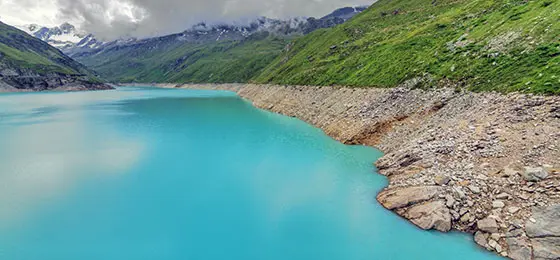 Das Bild zeigt den Stausee des Lac de Moiry im Kanton Wallis.