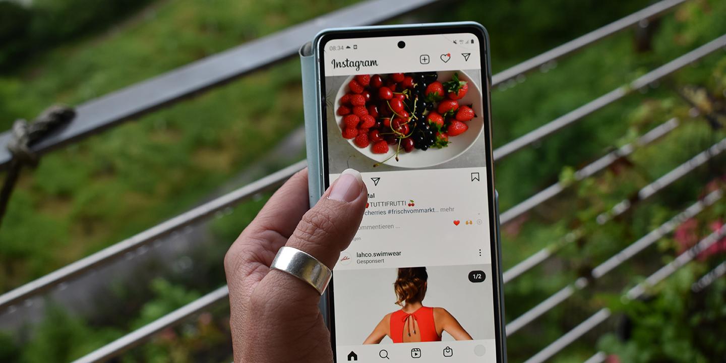 Un pouce qui fait défiler Instagram.