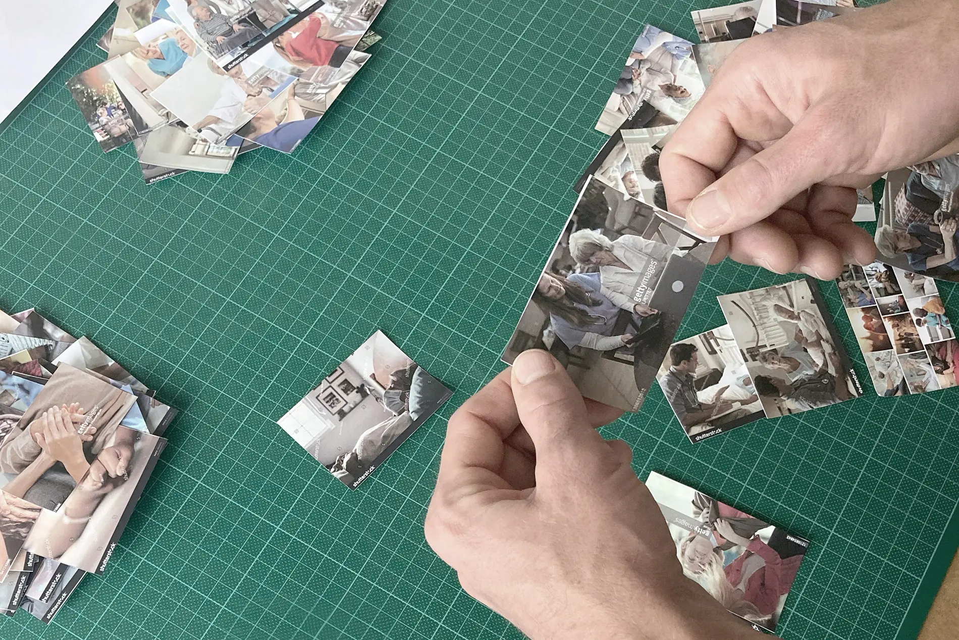 Forschende schauen Stock-Fotos durch, welche Palliativpflege und Sterben auf idealisierte Weise abbilden. 