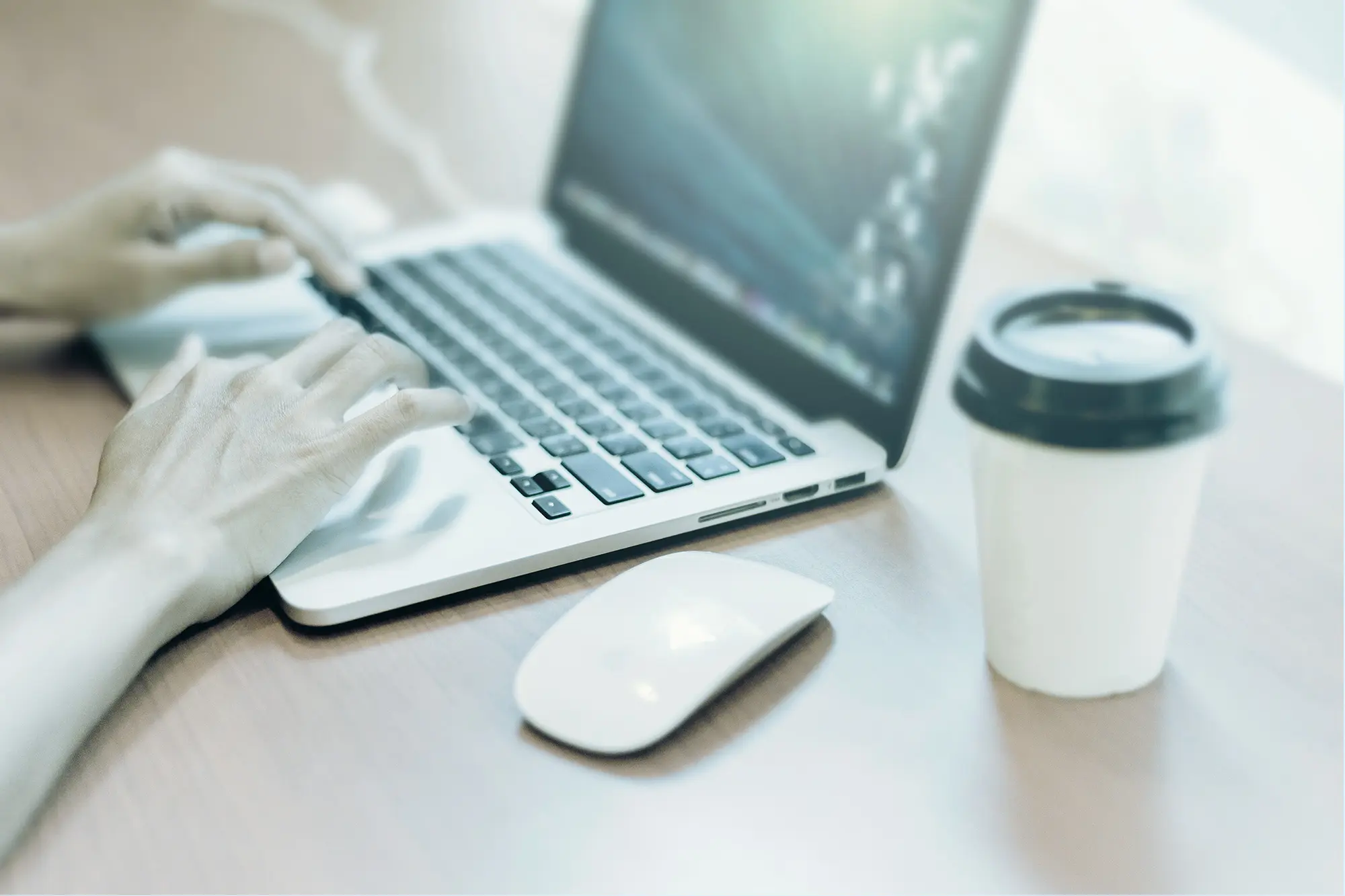 Eine Person schreibt am Computer