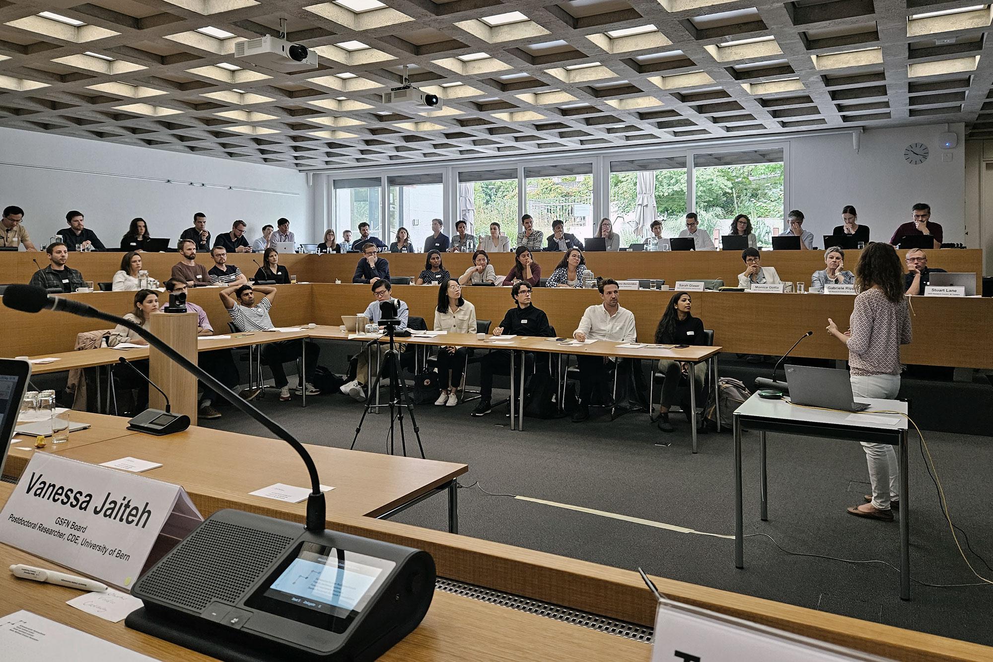 Sarah Glaser vom SNF stellt am GSFN Summer Meet 2023 beim SNF in Bern verschiedene Karriereinstrumente vor.