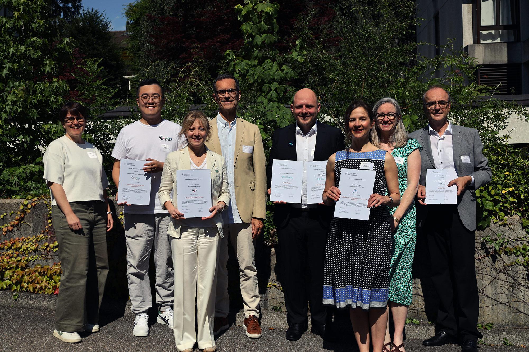 The picture shows the winners of the Lighthouse Awards from the NCCRs (5th series) and the representatives of the SNSF.
