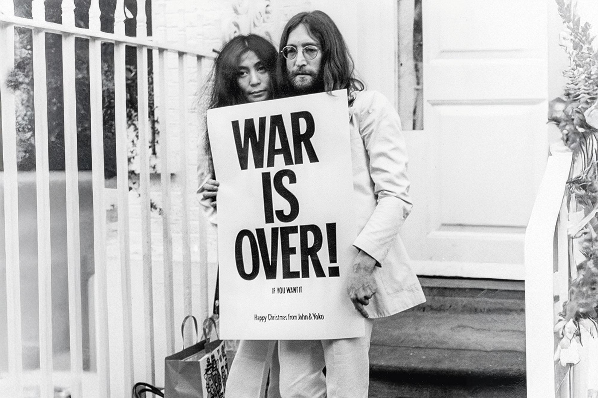 Yoko Ono und John Lennon posieren 1969 gegen den Vietnamkrieg.