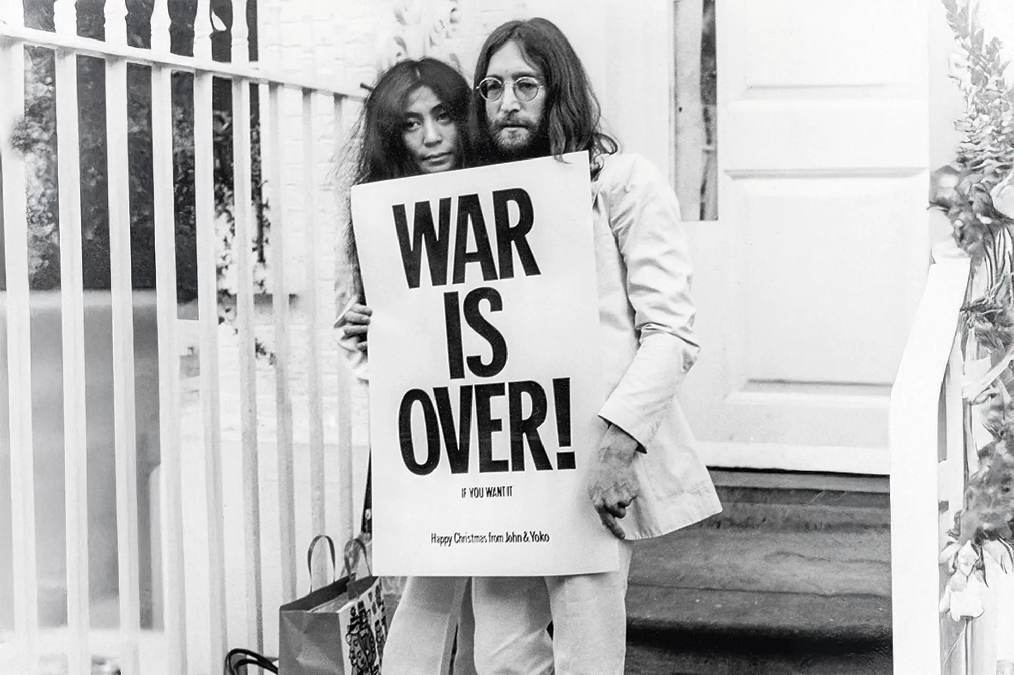 Yoko Ono und John Lennon posieren 1969 gegen den Vietnamkrieg.
