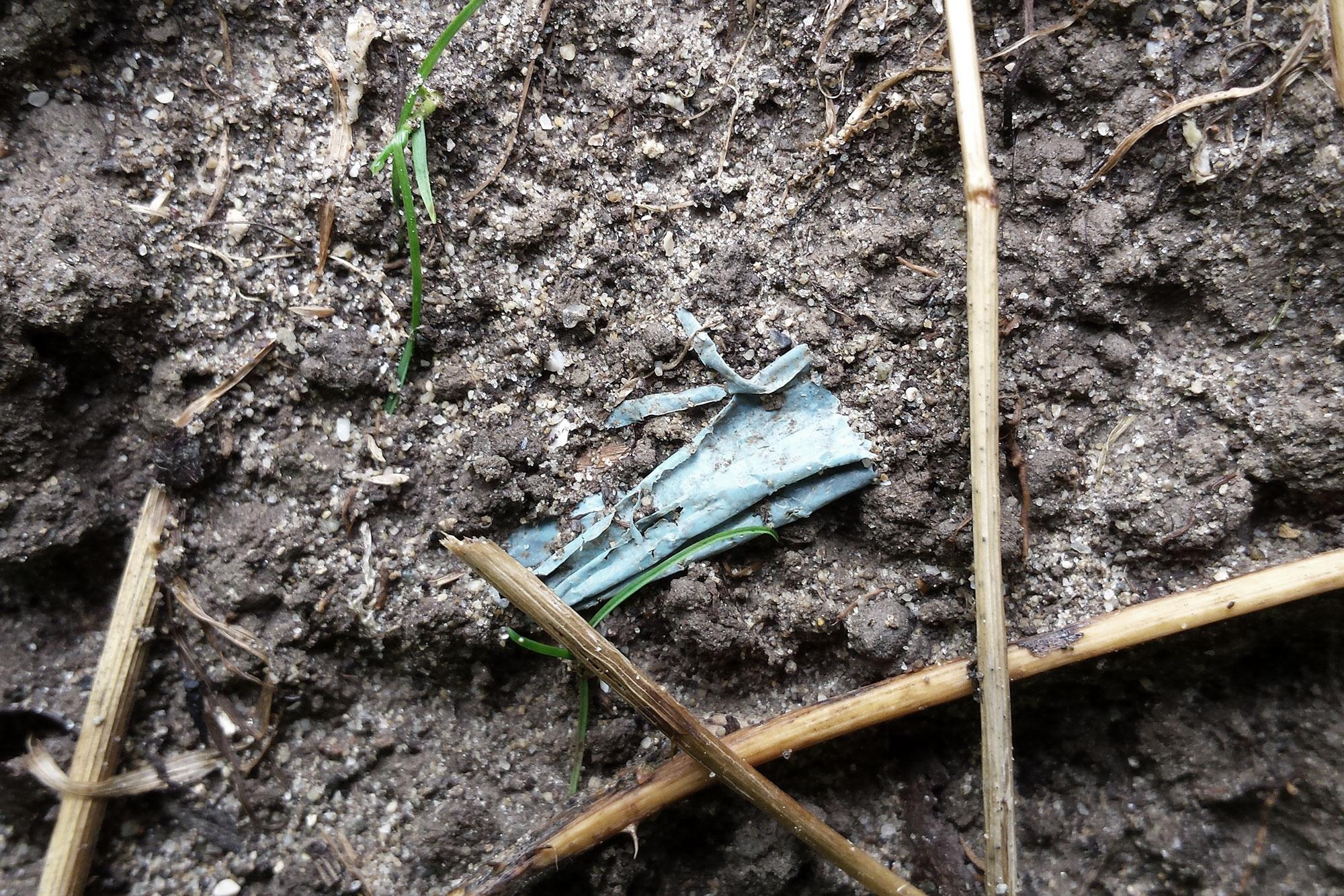 Plastik gelangt auf vielen Wegen auf den Acker und zerfällt bis zu Nanoplastikteilchen.