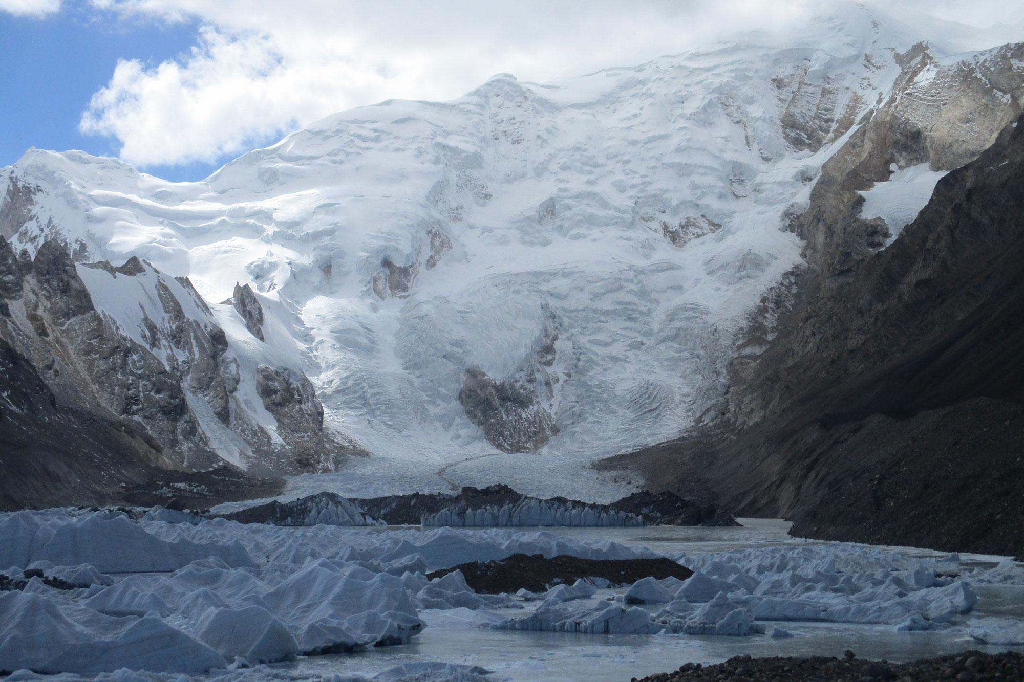 Namenloser Gletscher im zentralen Himalaya.