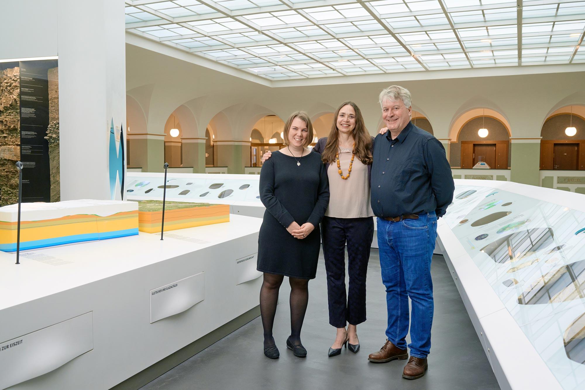 Von links nach rechts: Kerstin Bircher und Ulrike Kastrup vom Museum focusTerra sowie Timothy Eglinton, Wissenschafter an der ETH Zürich (es fehlt Sonia Seneviratne). 