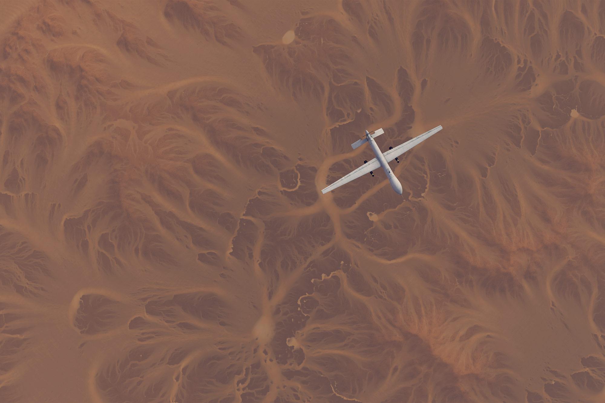 Eine Drohne fliegt über eine Wüstenlandschaft