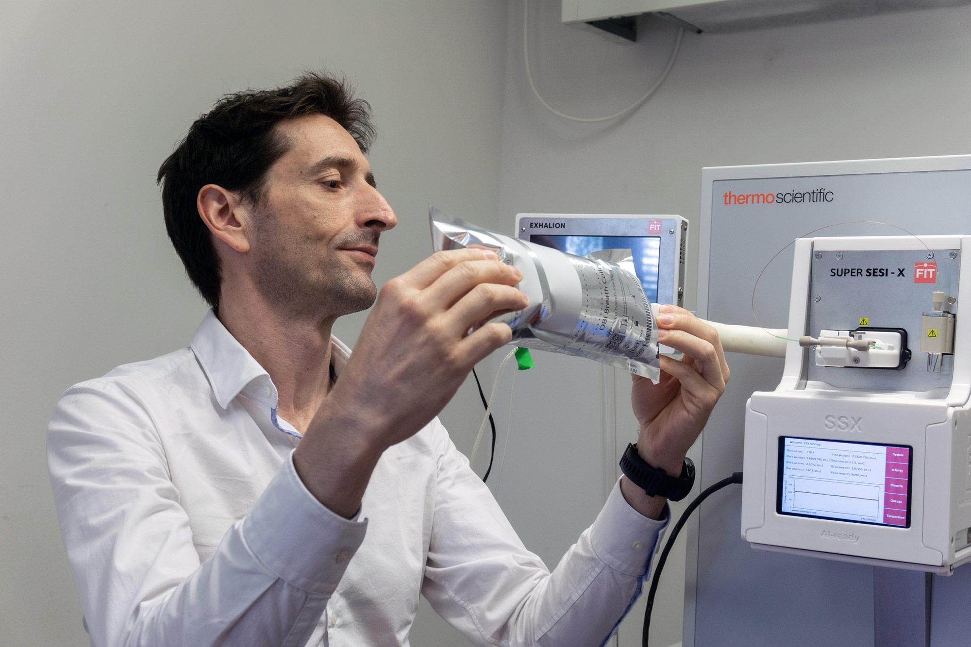 Pablo Sinues schliesst einen Beutel mit einer Atemluftprobe zur Analyse an ein Massenspektrometer an.