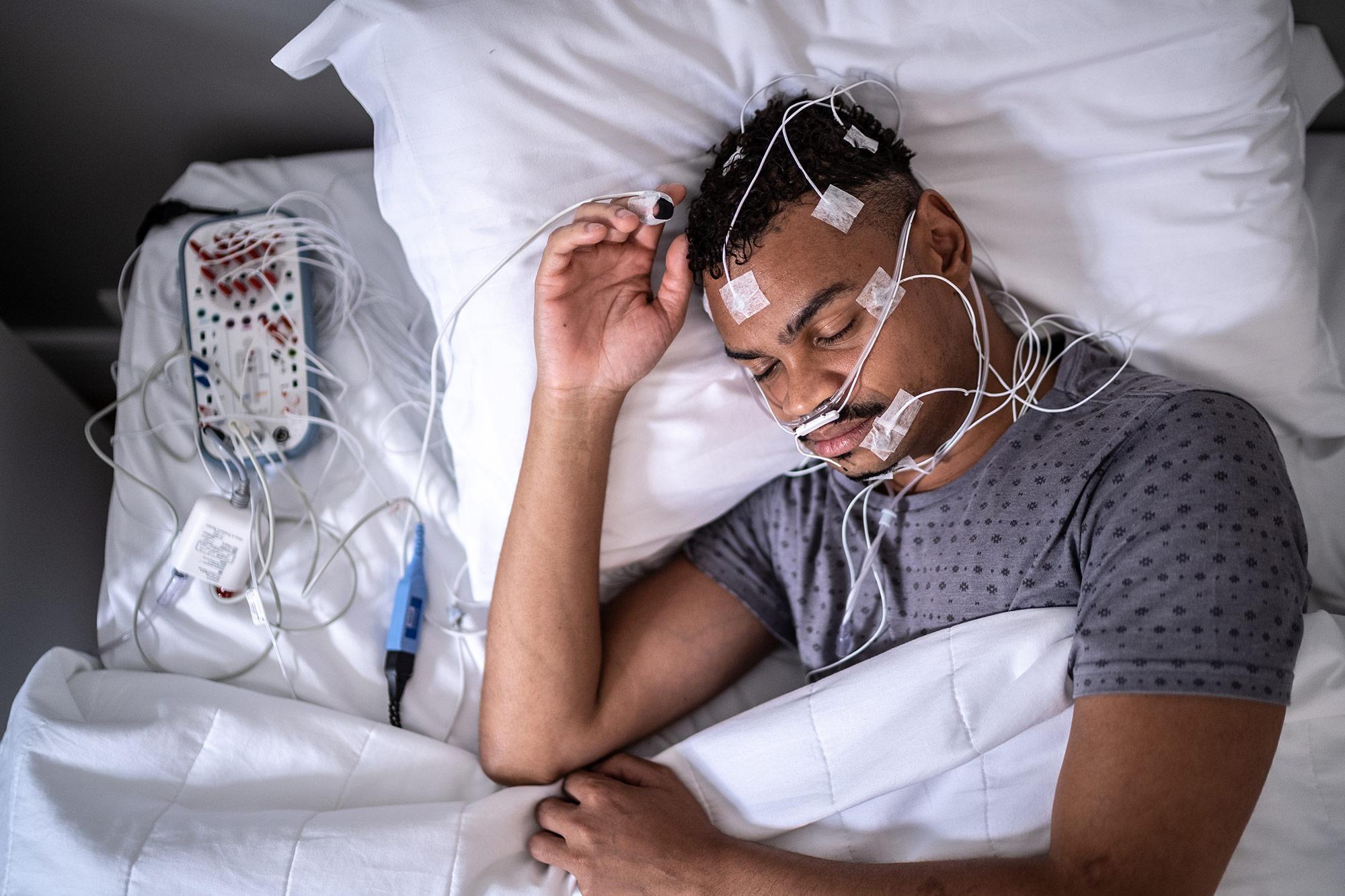 Patient dormant dans une clinique médicale en étude du sommeil.