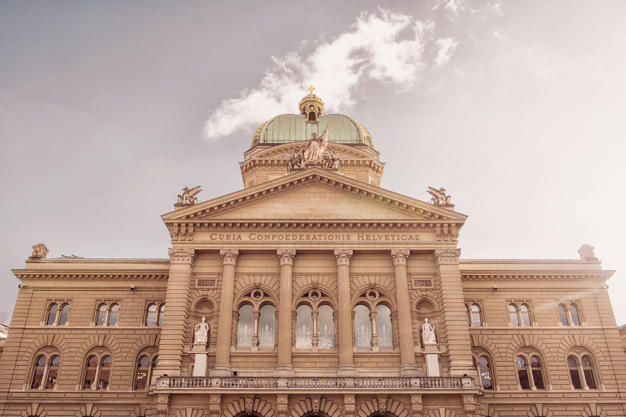 Dieses Bild zeigt das Bundeshaus in Bern. 