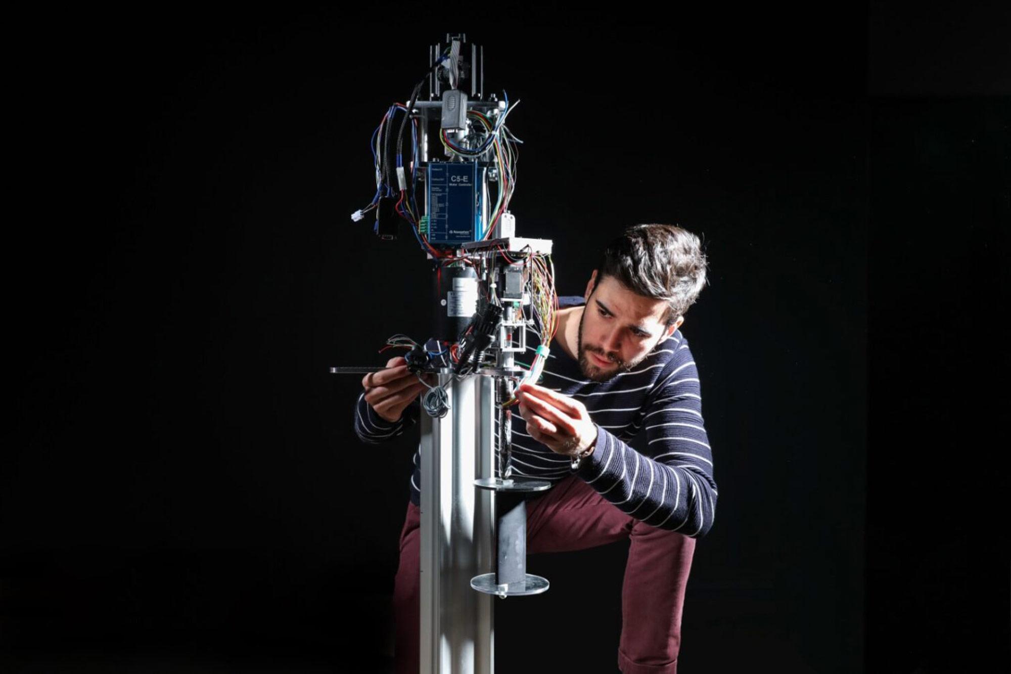 Sébastien Le Fouest mit seiner motorisierten und mit Sensoren ausgestatteten Miniaturwindkraftanlage mit vertikalen Rotorblättern.
