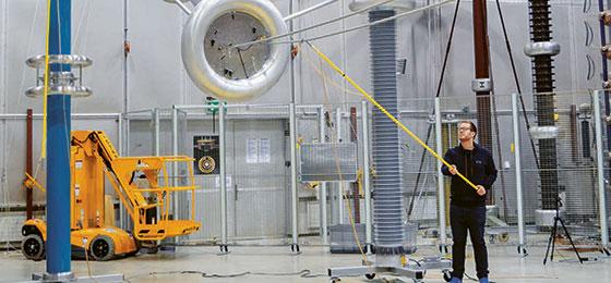 Das Bild zeigt einen Forscher in einem Labor der ETH Zürich unter einer Stromleitung.