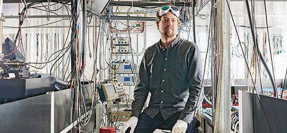 Der Quantenphysiker Daniel Kienzler baut an der ETH Zürich ein Experiment zu Wasserstoffmolekülen auf.
