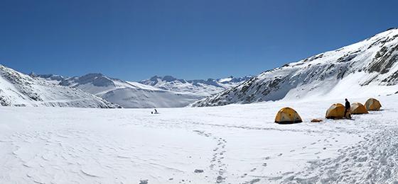 Le glacier du Rhône avec le campement des chercheurs. 