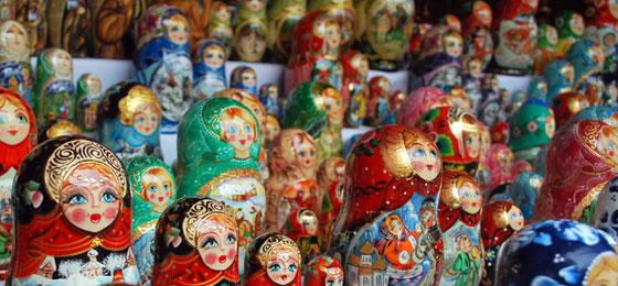 Dieses Bild zeigt Matrjoschka, aus Holz gefertigte und bunt bemalte, ineinander schachtelbare russische Puppen. © Fotolia