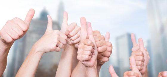 Hochgezeigte Daumen vor einer Skyline. © Fotolia