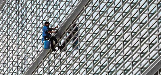 A window cleaner at the World Bank in Washington, D.C. © Keystone/AP Photo/Alex Brandon