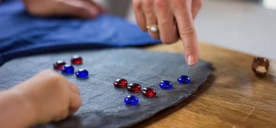 An ancient game of marbles is explained at an exhibition held by the Agora project Veni, vidi, ludique © FNS/Projet « Veni, vidi
