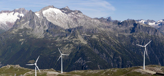 Cette image montre des éoliennes en suisse. © Keystone